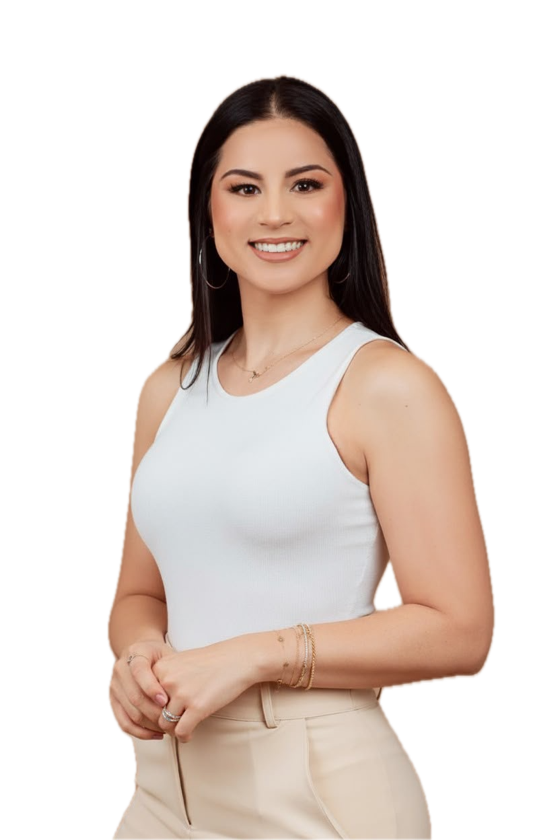 Dra. Mirelle sorrindo, de blusa branca